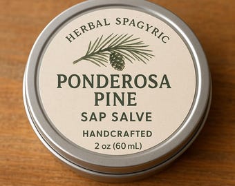 Puede incluir: Una lata redonda plateada de Ponderosa Pine Sap Salve. La etiqueta presenta el texto "Herbal Spagyric", "Ponderosa Pine Sap Salve" y "Handcrafted". La lata contiene 60 ml de ungüento y tiene una ilustración de rama de pino.