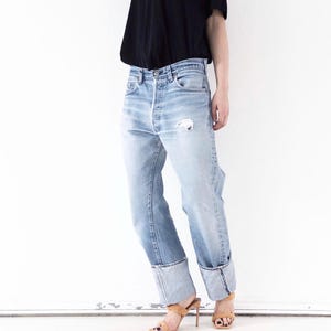 Levi's 501 Selvedge Redline Jeans, jaren 80 vintage, gemaakt in de VS, maat W32 W33 L36, vervaagd middenlichtblauw denim, patchwork, distressed.