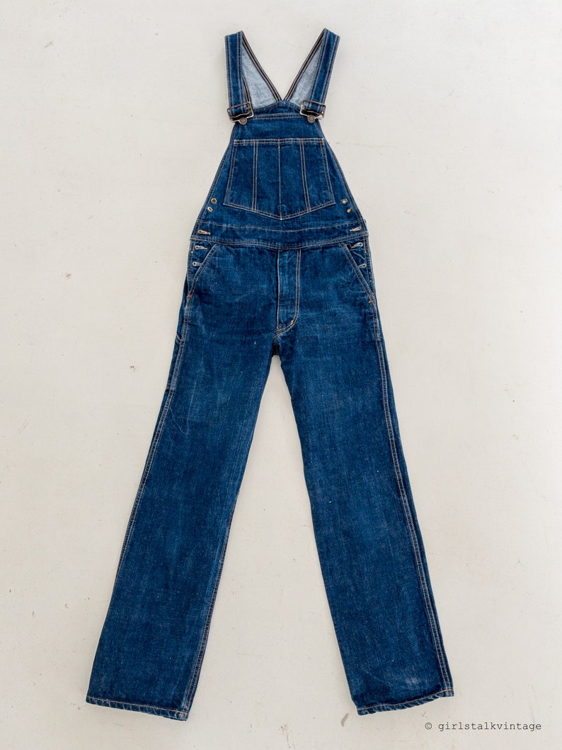 Peut inclure: Une salopette en jean bleu avec des bretelles r&eacute;glables et un style de travail classique.
