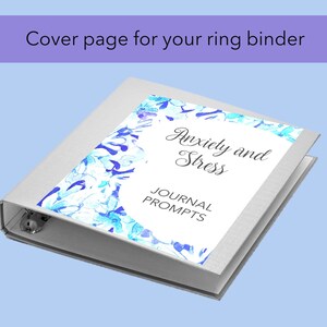Może przedstawiać: Szary segregator z okładką w niebiesko-białe kwiaty. Na okładce widnieje napis "Anxiety and Stress Journal Prompts".