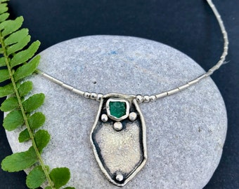 Rohe Smaragd Halskette in Sterling Silber, ungewöhnlicher rustikaler Schmuck, handwerklicher Rohedelstein Anhänger, einzigartiges Medaillon für boho chic Frau