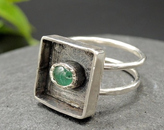 Square ring with Emerald, sterling silver ring geometric, minimalist jewelry, unusual oxidized ring, artisan brutalist ring for bold women