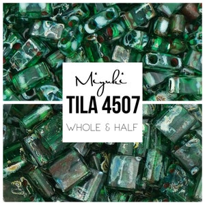 Puede incluir: Una imagen de primer plano de cuentas Miyuki TILA 4507 verdes y blancas. Las cuentas son de forma cuadrada y rectangular y tienen un acabado moteado e iridiscente. El texto "Miyuki TILA 4507 WHOLE & HALF" es visible en la imagen.