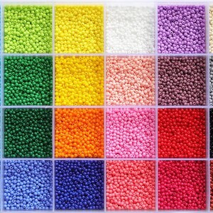 a bunch of different colors of beads