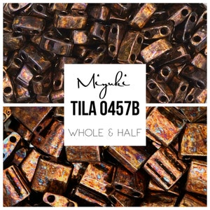 Puede incluir: Primer plano de un montón de cuentas Miyuki TILA 0457B. Las cuentas son una mezcla de colores cobre y bronce con un acabado metálico. Las cuentas están en tamaños enteros y medios.