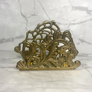 Porta servilletas de latón adornado vintage de 1983, porta cartas Teleflora, decoración de mesa de escritorio, regalo retro de metal, hogar bohemio