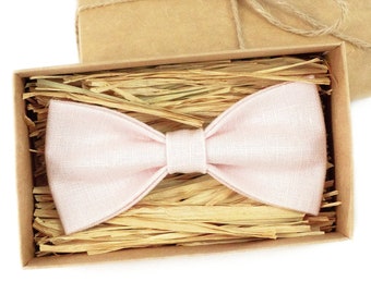 Blütenblattrosafarbene vorgebundene Hochzeitsfliegen und Krawatten aus Leinen für Trauzeugen und Bräutigam / Geschenk für Männer