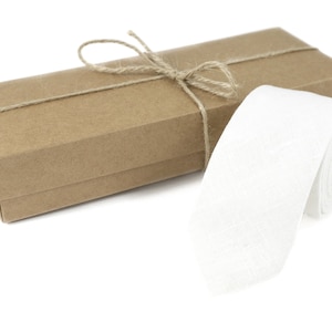 Weißes Einstecktuch/Einstecktuch aus Leinen, erhältlich mit schmaler schmaler oder normaler Trauzeugenkrawatte für Hochzeiten oder formelle Veranstaltungen Bild 4