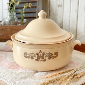 Pfaltzgraff 3 1/2 QT Round Casserole Dish, Stoneware, Pot, Farmhouse Cottage Decor
