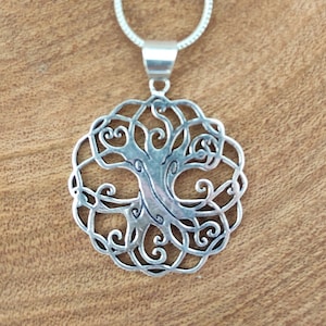 Bellissimo ciondolo celtico in argento con albero della vita, raggio 35 mm. Bella collana decorata.