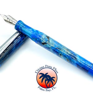 Caneta-tinteiro Agape - Tingido Buckeye Burl com Resina Azul por Divine Pens Plus