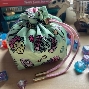 Handgemachte Würfeltasche NON CLASS Magical Girl Style für DnD, Pathfinder und TTRPGs - Hergestellt mit meinen eigenen Stoffdesigns