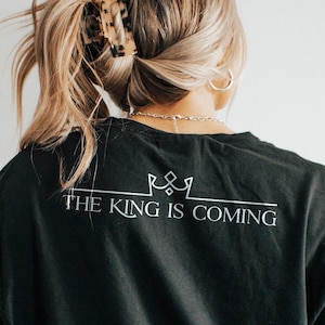 PNG chrétien, The King is Coming SVG, motifs par sublimation, Jésus svg, citation biblique, Cricut Design, fichier imprimable numérique à usage commercial
