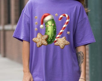 Gurke mit Weihnachtsmütze T-Shirt | Zuckerstange & Lebkuchen Weihnachts T-Shirt