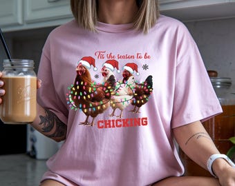 Weihnachtshühner T-Shirt | 'Tis the Season to Be Chicking Tee