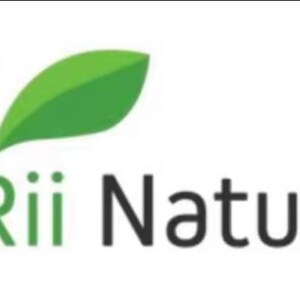 Puede incluir: El logotipo de Rii Naturals presenta un dise&ntilde;o de hoja verde estilizada con el nombre de la marca en texto negro. El logotipo est&aacute; sobre un fondo blanco, creando una est&eacute;tica limpia y moderna.