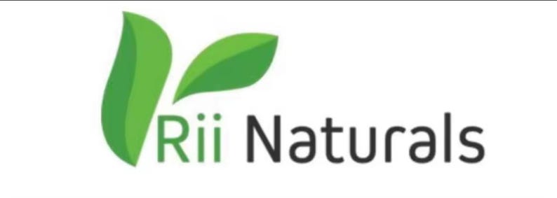 Puede incluir: El logotipo de Rii Naturals presenta un dise&ntilde;o de hoja verde estilizada con el nombre de la marca en texto negro. El logotipo est&aacute; sobre un fondo blanco, creando una est&eacute;tica limpia y moderna.