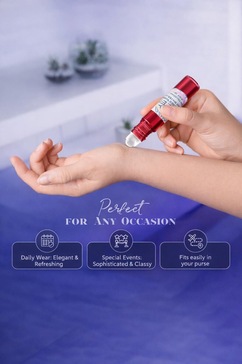 Puede incluir: Un aplicador de perfume roll-on rojo se aplica en la mu&ntilde;eca de una persona. Se muestra el texto "Perfect for any occasion", junto con iconos y texto que indican que el producto es adecuado para el uso diario, eventos especiales y es f&aacute;cil de llevar.