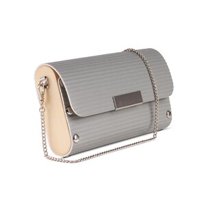 Sac à main gris en bois et revêtement de sol en vinyle à texture ondulée recyclés, gris végétalien, pochette, sac à bandoulière et sac à bandoulière, sac à main gris
