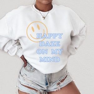 Happy Daze Trendy Sweatshirt Retro Smiley Face Shirt Happy Face Preppy Sweatshirt Smiley Face Smile Hoodie Aesthetic Clothes Y2k Sweatshirt