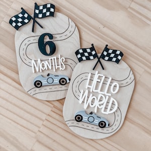 Letrero de hito de coche de carreras para bebé / Regalo para niña / Foto mensual del bebé / Letreros para niño / Letrero para bebé de hospital / Letrero para guardería de coche