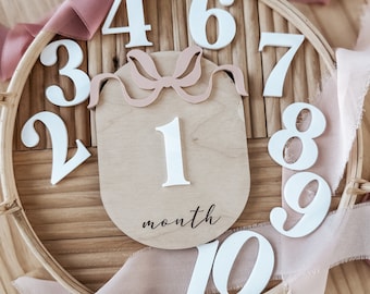 Letrero con el hito del bebé / Regalo para niña / Letrero con foto mensual del bebé / Placa para bebé Coquette / Letrero de madera con lazo de cinta / Letrero con foto del hospital
