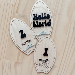 Signo de hito de surf para bebé / regalo de niña / imagen mensual del bebé / placa de bebé de fresa / signo de bebé del hospital / signo de guardería de tabla de surf