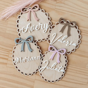Coqueta bebé niña signo / cinta arco bebé signo / bebé nombre placa / regalos de baby shower / regalos para niña / arco bebé niña signo