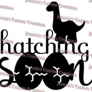 恐竜の孵化が間もなく始まる SVG および PNG ケーキ トッパー、カッティング マシン用のデジタル カット ファイル。