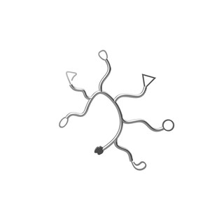 Peut inclure: Un objet en métal argenté avec plusieurs branches s'étendant vers l'extérieur. Chaque branche se termine par une forme différente, y compris un cercle, un triangle et une petite boucle.