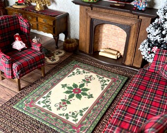 Könnte beinhalten: Miniatur-Weihnachtsszene mit einem rot-grün karierten Sessel und Sofa. Ein rechteckiger Teppich mit floralem Design liegt auf einer gewebten Matte. Ein Kamin, Weihnachtsbaum und festliche Dekorationen vervollständigen die festliche Szene.