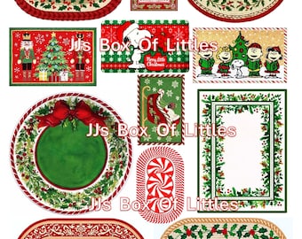 Könnte beinhalten: Eine Sammlung von ovalen und rechteckigen Weihnachtsteppichen und -matten. Designs umfassen Stechpalmen, Zuckerstangen, Snoopy, Weihnachtsbäume und Nussknacker. Die Farbpalette umfasst Rot, Grün und Beige.