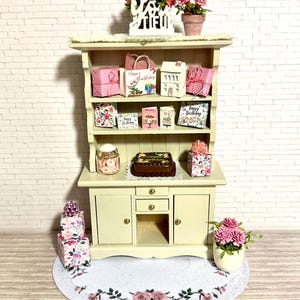 Puppenhaus Miniatur Hutch Schrank in Creme Beige mit dekorativen Rosa Geburtstag Zubehör - Maßstab 1:12