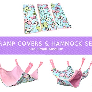 Puede incluir: Un conjunto de tres cubiertas de rampa azules y rosas y una hamaca azul y rosa con estampado de mariposas. El conjunto es para mascotas pequeñas y medianas. El texto de la imagen dice "Ramp Covers & Hammock Set, Size: Small/Medium, Cozy Critter Cribs".