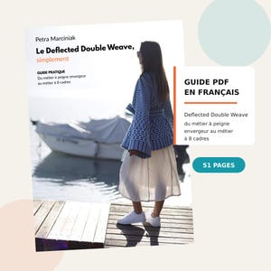Op de afbeelding: Een 51-pagina tellende PDF-gids getiteld Le Deflected Double Weave, simplement door Petra Marciniak. De cover toont een persoon in een blauw-wit patroonjasje en een witte rok, staand op een houten steiger bij een boot op het water.