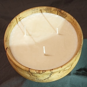Handgemaakte kaarsenkom van Spalted Birch. Deze unieke kaars werd op een houtdraaibank gedraaid en afgewerkt met natuurlijke oliën en bijenwas.
