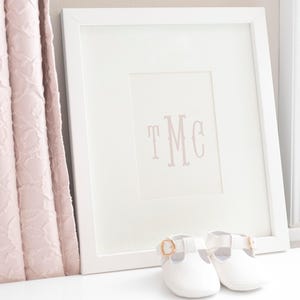 Estampa de monograma rosa: iniciais personalizadas para decoração de berçário de menina (download digital)