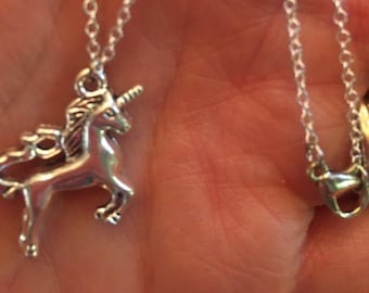 Collar de unicornio ~ Collar de unicornio plateado ~ Unicornio ~ Unicornio 3D ~ Delicado collar de unicornio ~ Regalo ~ Regalo para ella ~
