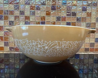 Pyrex Vintage Woodland Pattern Cinderella Mixing Bowl #443, 2.5L