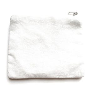 K&ouml;nnte beinhalten: Ein wei&szlig;es Canvas-Etui mit einer silbernen Sicherheitsnadel, die an der oberen rechten Ecke befestigt ist. Das Etui ist rechteckig und hat eine strukturierte Oberfl&auml;che. Der Hintergrund ist wei&szlig;.