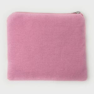 K&ouml;nnte beinhalten: Ein quadratischer, hellrosa Canvas-Beutel mit silbernem Rei&szlig;verschluss. Der Beutel besteht aus einem strukturierten Stoff und hat abgerundete Ecken. Der Rei&szlig;verschluss verl&auml;uft entlang der Oberkante des Beutels.