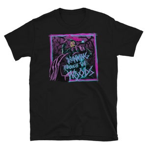 Könnte beinhalten: Schwarzes T-Shirt mit einem Grafikdruck einer Person, die eine Waffe hält, und dem Text "Running Through The Woods" in einem pink-blauen Neon-Stil.