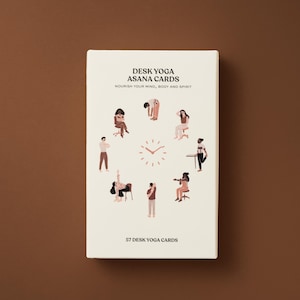 以下が含まれることがあります： 茶色の背景に「Desk Yoga Asana Cards」の長方形の箱。箱はオフホワイトで、ヨガのポーズをとる人々のイラストが描かれています。箱には「Nourish Your Mind, Body and Spirit」と「57 Desk Yoga Cards」と書かれています。