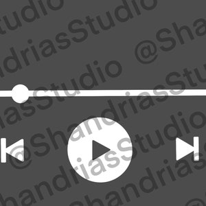 Może przedstawiać: Biały interfejs odtwarzacza audio z przyciskiem odtwarzania, przyciskiem cofania, przyciskiem przewijania do przodu i suwakiem. Suwak jest ustawiony po prawej stronie interfejsu. Biała ikona serca znajduje się w prawym górnym rogu interfejsu.