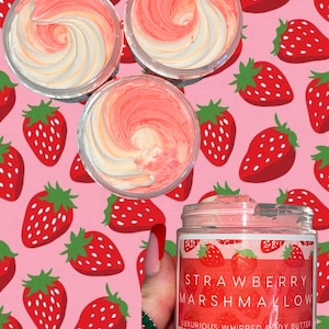K&ouml;nnte beinhalten: Ein Glas mit Erdbeer-Marshmallow-Schlagsahne-K&ouml;rperbutter mit einem rosa-wei&szlig;en Wirbeldesign. Das Glas ist von einem Muster aus roten Erdbeeren auf rosa Hintergrund umgeben. Das Etikett lautet "Erdbeer-Marshmallow-Luxus-Schlagsahne-K&ouml;rperbutter".