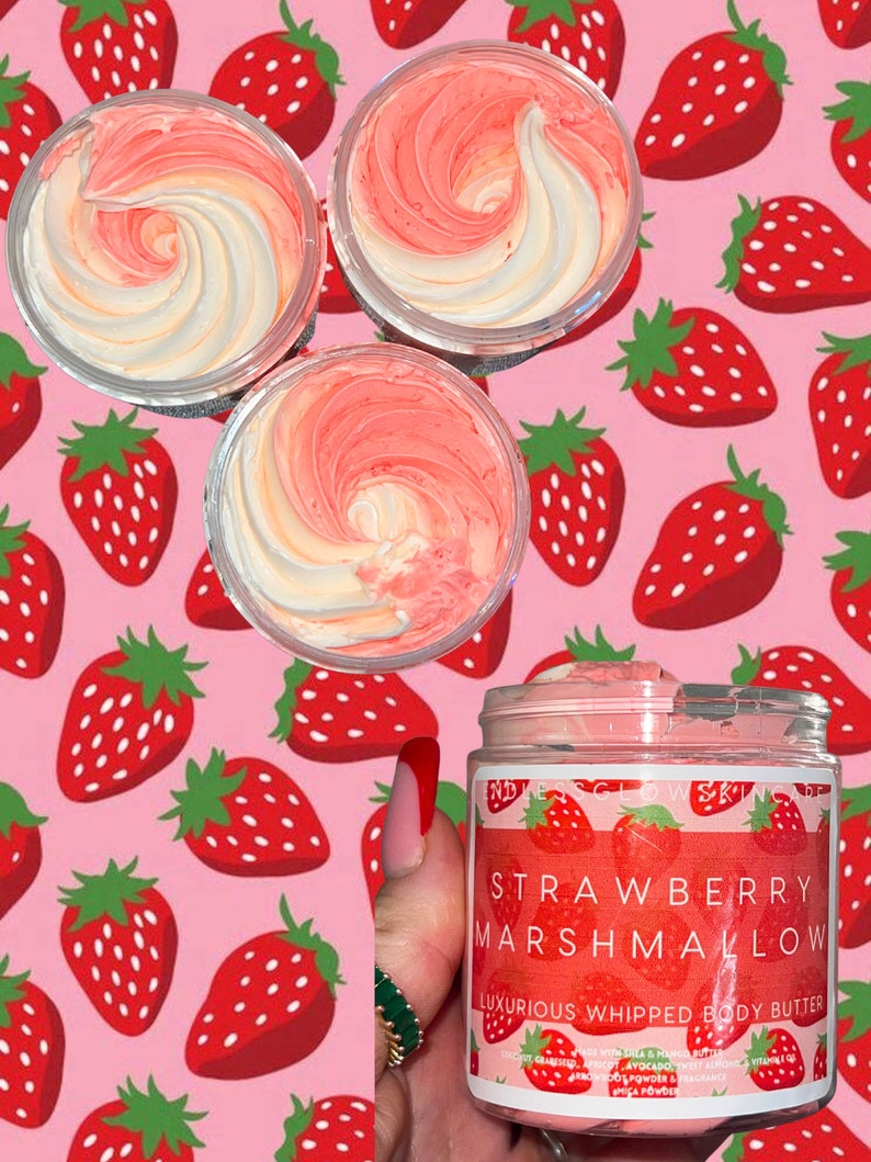K&ouml;nnte beinhalten: Ein Glas mit Erdbeer-Marshmallow-Schlagsahne-K&ouml;rperbutter mit einem rosa-wei&szlig;en Wirbeldesign. Das Glas ist von einem Muster aus roten Erdbeeren auf rosa Hintergrund umgeben. Das Etikett lautet "Erdbeer-Marshmallow-Luxus-Schlagsahne-K&ouml;rperbutter".