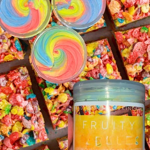 K&ouml;nnte beinhalten: Ein Glas Fruity Bules Whipped Body Butter mit einem Regenbogen-Swirl-Design. Das Glas ist mit dem Markennamen "Endlessge Skincare" und dem Produktnamen "Fruity Bules" beschriftet. Die Produktbeschreibung lautet "Luxuri&ouml;ses geschlagene K&ouml;rperbutter" und listet Zutaten wie Sheabutter, Avocado&ouml;l, Vitamin E &Ouml;l, Pfeilwurzelpulver und Duft auf.
