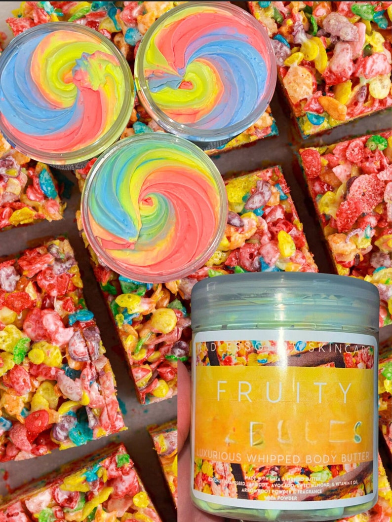 K&ouml;nnte beinhalten: Ein Glas Fruity Bules Whipped Body Butter mit einem Regenbogen-Swirl-Design. Das Glas ist mit dem Markennamen "Endlessge Skincare" und dem Produktnamen "Fruity Bules" beschriftet. Die Produktbeschreibung lautet "Luxuri&ouml;ses geschlagene K&ouml;rperbutter" und listet Zutaten wie Sheabutter, Avocado&ouml;l, Vitamin E &Ouml;l, Pfeilwurzelpulver und Duft auf.