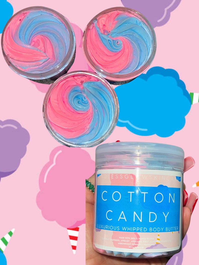K&ouml;nnte beinhalten: Drei Gl&auml;ser mit rosa und blauem geschlagenem K&ouml;rperbutter, beschriftet mit "Cotton Candy" und "Luxurious Whipped Body Butter". Die Gl&auml;ser befinden sich auf einem rosa Hintergrund mit Wattebausch-Wolken.