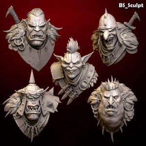 Könnte beinhalten: Fünf graue Fantasy-Charakterbüsten aus Kunstharz mit detaillierten Gesichtsausdrücken, Rüstungen und Waffen. Die Sammlung umfasst ork- und goblinartige Figuren mit Stoßzähnen, spitzen Ohren und Stachelhelmen. Der Text BS_Sculpt erscheint in der oberen rechten Ecke.